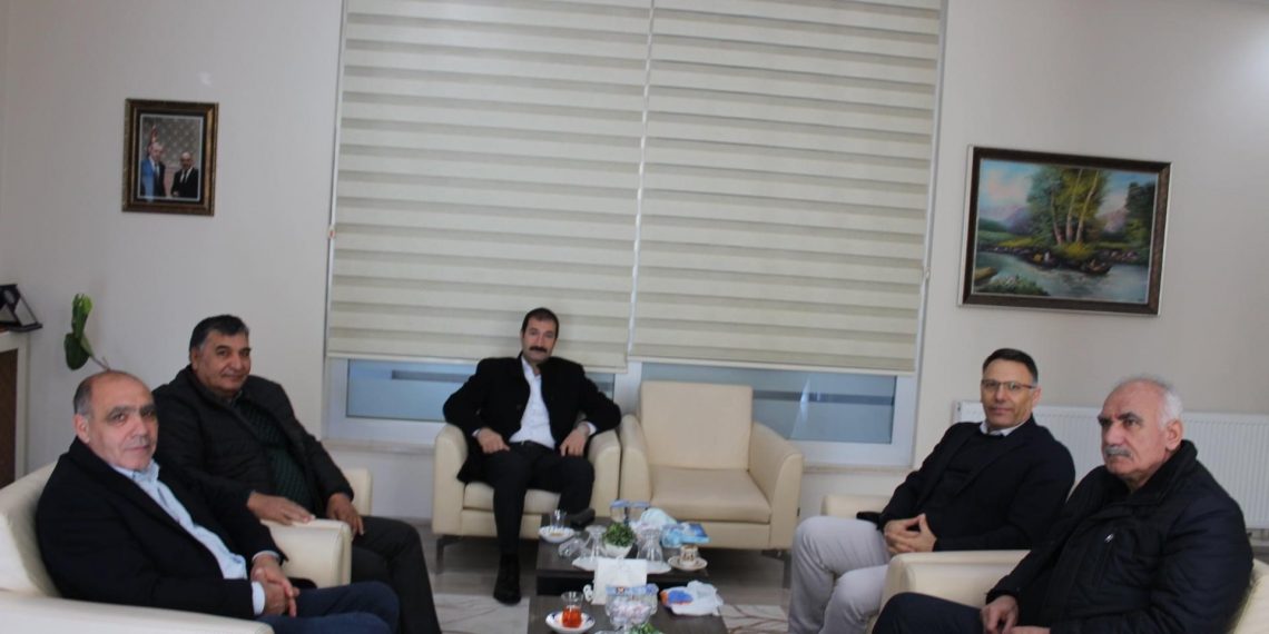 Iğdırlı hemşehrimiz Prof. Dr. Ekrem Gürel odamız yönetim kurulu başkanı Kamil Arslan’ı makamında ziyaret etti.