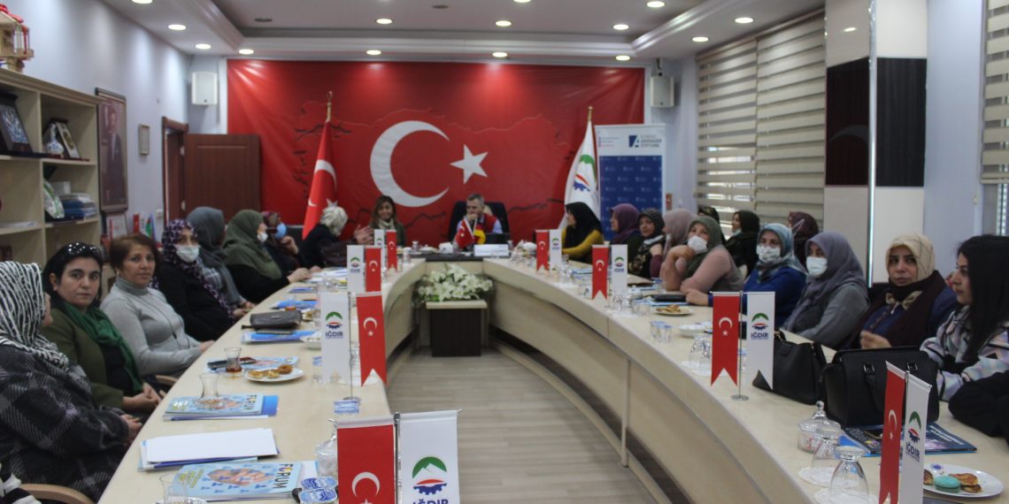 Kadın Girişimciliğinde Yol Haritaları, Kooperatifçilik ve Kendi İşini Kurmak” konulu eğitim programı 3.gününde Cüneyt Örkmez hocamız ile devam etmektedir.