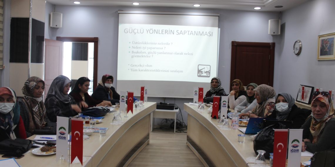 Kadın Girişimciliğinde Yol Haritaları, Kooperatifçilik ve Kendi İşini Kurmak” konulu eğitim programı 4.gününde Cüneyt Örkmez hocamız ile devam etmektedir.