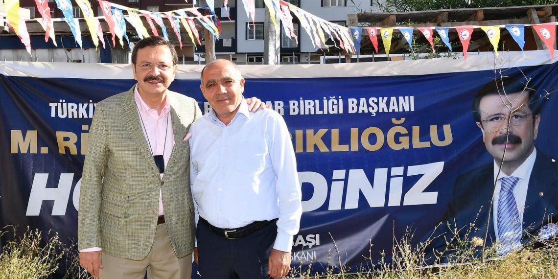 Türkiye Odalar ve Borsalar Birliği (TOBB) Başkanı M. Rifat Hisarcıklıoğlu, Erzurum Ticaret ve Sanayi Odası Başkanı Lütfü Yücelik’i ziyaret ederek meclis üyeleri ile istişarede bulundu.​Toplantıda iş dünyasının sorun ve çözüm önerilerini dinleyen Hisarcıklıoğlu, karşılıklı görüş alışverişinde bulundu.Toplantıya odamız yönetim kurulu başkanı Kamil Arslan ve Genel sekreter Gökçen Turan katıldı