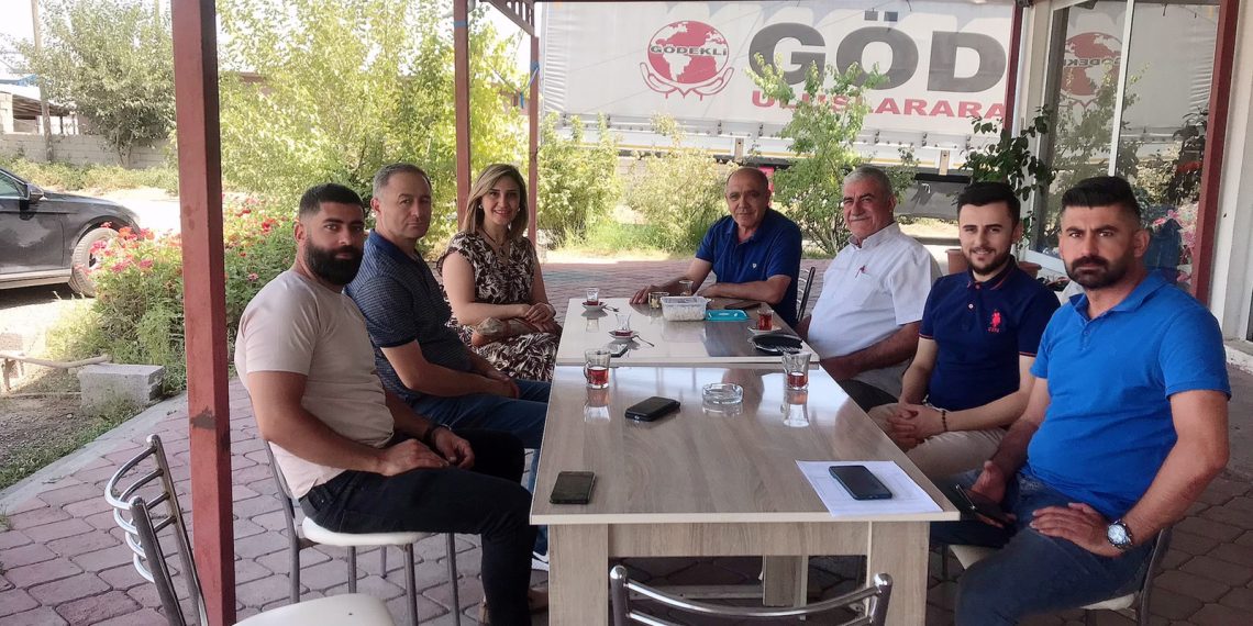 Odamız Meclis Üyesi Abbas Gülek ‘i rahatsızlığından dolayı Odamız yönetim kurulu başkanı Kamil Arslan genel sekreter Gökçen Turan ve Tır karnesi müdürümüz Oktay Günç işyerinde geçmiş olsun ziyareti gerçekleştirdi
