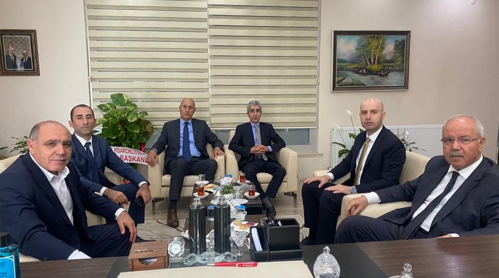 Odamız yönetim kurulu başkanlığına  güven tazeleyerek Yeniden Seçilen Odamız yönetim kurulu başkanı Kamil Arslan ve yönetim kuruluna İlimiz Defterdarı Abdulkadir Büyükfırat ve ekibi Hayırlı  olsun ziyaretinde bulundu