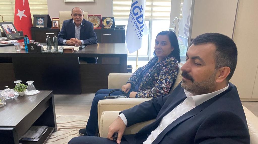 Odamız yönetim kurulu başkanlığına  güven tazeleyerek Yeniden Seçilen Odamız yönetim kurulu başkanı Kamil Arslan ‘a üyemiz   Metin Karadağ ve kadın girişimciler kurulu icra kurulu üyesi Nurhan Karadağ Hayırlı  olsun ziyaretinde bulundu