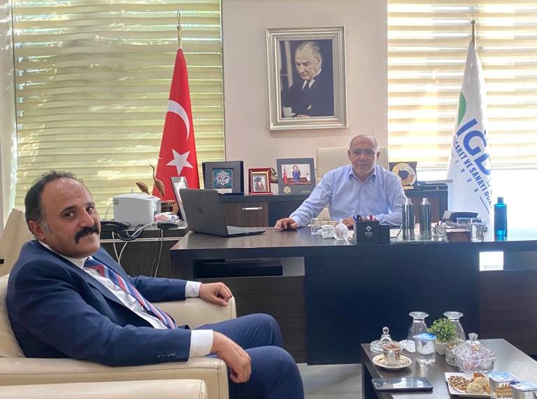 Iğdır Ticaret il müdürü Ender Önal güven tazeleyerek odamız yönetim kurulu başkanlığına seçilen Başkanımız Kamil Arslan’ı  ziyaret ederek hayırlı olsun dileklerinde bulundu. Nazik ziyaretlerinden dolayı Başkanımız Arslan teşekkürlerini iletti.