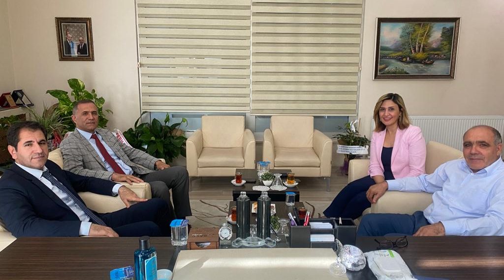 Odamız yönetim kurulu başkanlığına güven tazeleyerek devam eden yönetim kurulu başkanı Kamil Arslan’a ilimiz Sağlık müdürü Caner Tazegün ve OSB Müdürümüz Hakan Aras hayırlı olsun ziyaretinde bulundu