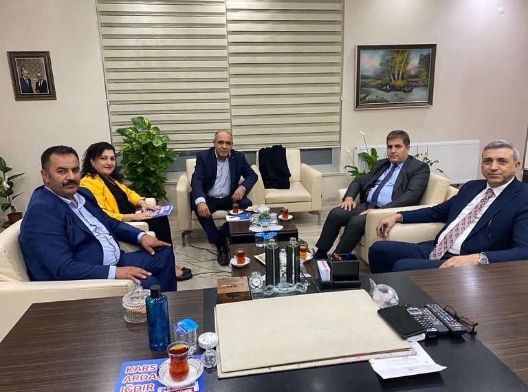 Kars-Ardahan-Iğdır (KAI) Dernekler Federasyonu Başkanı Erdoğan Yıldırım ekibi ve Iğdır Belediye Başkan yardımcımız Nesim Yiğit odamız yönetim kurulu başkanı Kamil Arslan ‘ı makamında ziyaret etti.