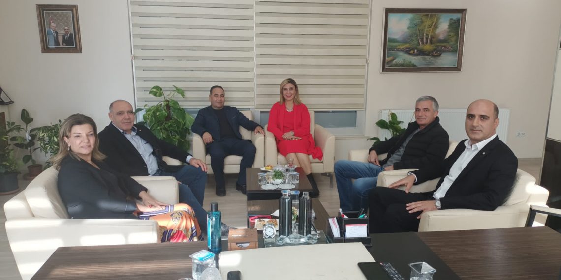 Denizbank Güneydoğuda Anadolu Bölge Müdürü Pervin Dinçer Altunhan ve Denizbank Iğdır Şube müdürü odamız yönetim kurulu başkanı Kamil Arslan’a hayırlı olsun ziyaretinde bulundu