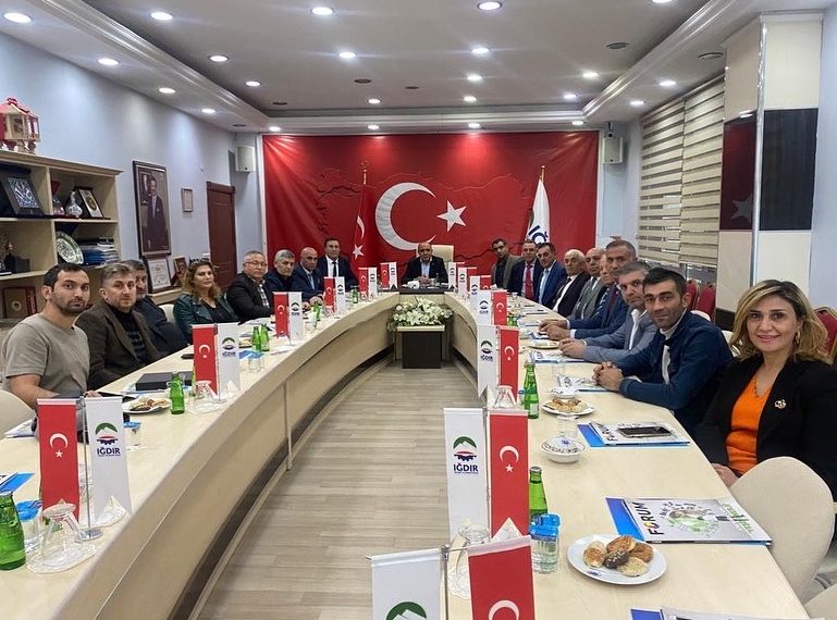 Gebze Ticaret Ve İş geliştirme Platform üyeleri odamız yönetim kurulu başkanı Kamil Arslan’ı ziyaret etti.Ziyaret de ilimize neden yatırım yapılması konusunda açıklama yapan Başkan Arslan platform üyelerine odamız tarafından coğrafi işareti tescil yapıla Iğdır kayısısı tabağı takdim etti.