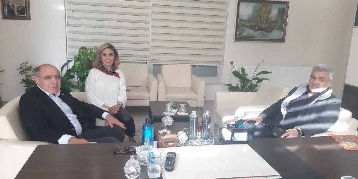 Odamızın ilk kurucu Başkanı Merhum Abdulrezzak Güneş beyin torunu üyemiz Ümit Güneş odamız yönetim kurulu başkanlığına güven tazeleyerek tekrar seçilen Yönetim kurulu başkanı seçilen Kamil Arslan’ı ziyaret ederek hayırlı olsun dileklerinde bulundu.Nazik ziyaretlerinden dolayı Başkanımız teşekkürlerini iletti.