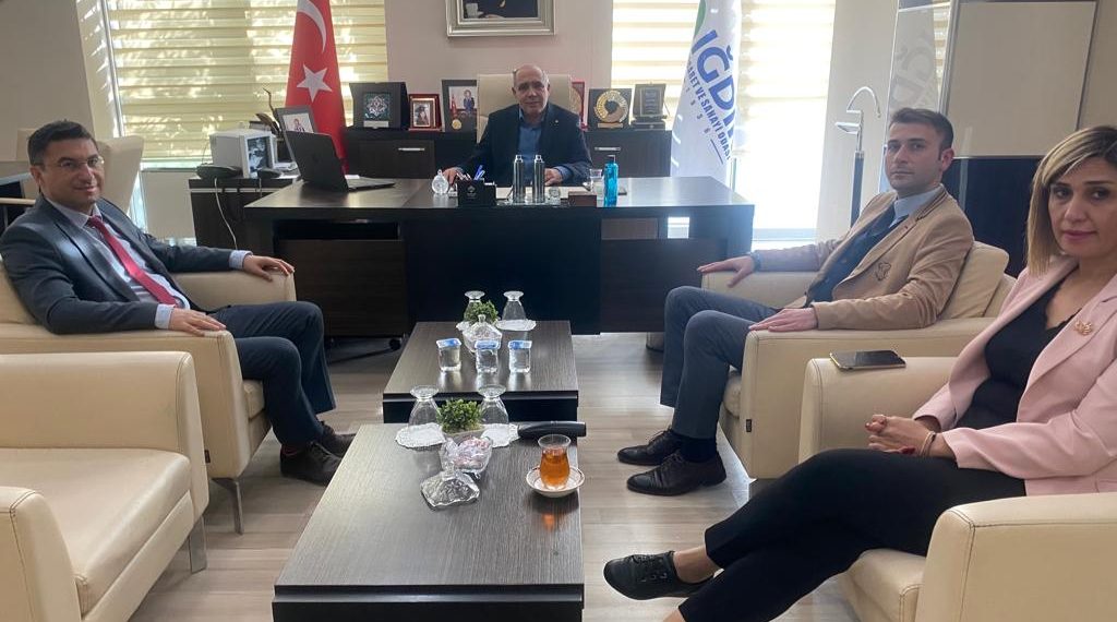 Serka Iğdır Yatırım destek ofisinde uzman personel olarak göreve başlayan Yiğit Can Durdu Başkanımız Kamil Arslan ‘ı makamında ziyaret etti.Başkan Arslan yeni görevinde başarı dileğinde bulundu.