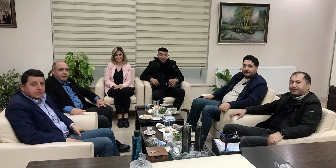 Odamız yönetim kurulu başkanlığına  güven tazeleyerek Yeniden Seçilen Odamız yönetim kurulu başkanı Kamil Arslan ‘a üyemiz  Efendi Özbaşkut,Muhyettin Altunbaş,Umut Aras  Hayırlı  olsun ziyaretinde bulundu