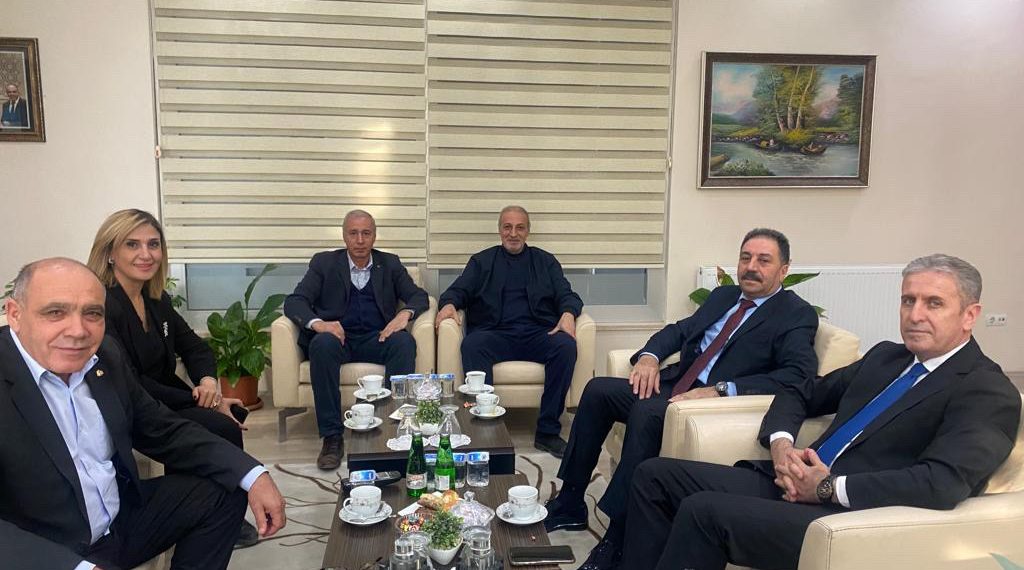 Türkiye Çalışma ve İş Kurumu İŞKUR Iğdır İl Müdürü Mehmet Salih Serçe ve Müdür Yardımcısı Bülent Dilmen Odamız Yönetim Kurulu Başkanı Kamil Arslan ‘a hayırlı olsun ziyaretinde bulundular.Ziyaret de üyelerimiz Hasan Yalçın ve Zafer Yalçın ‘da bulundu.