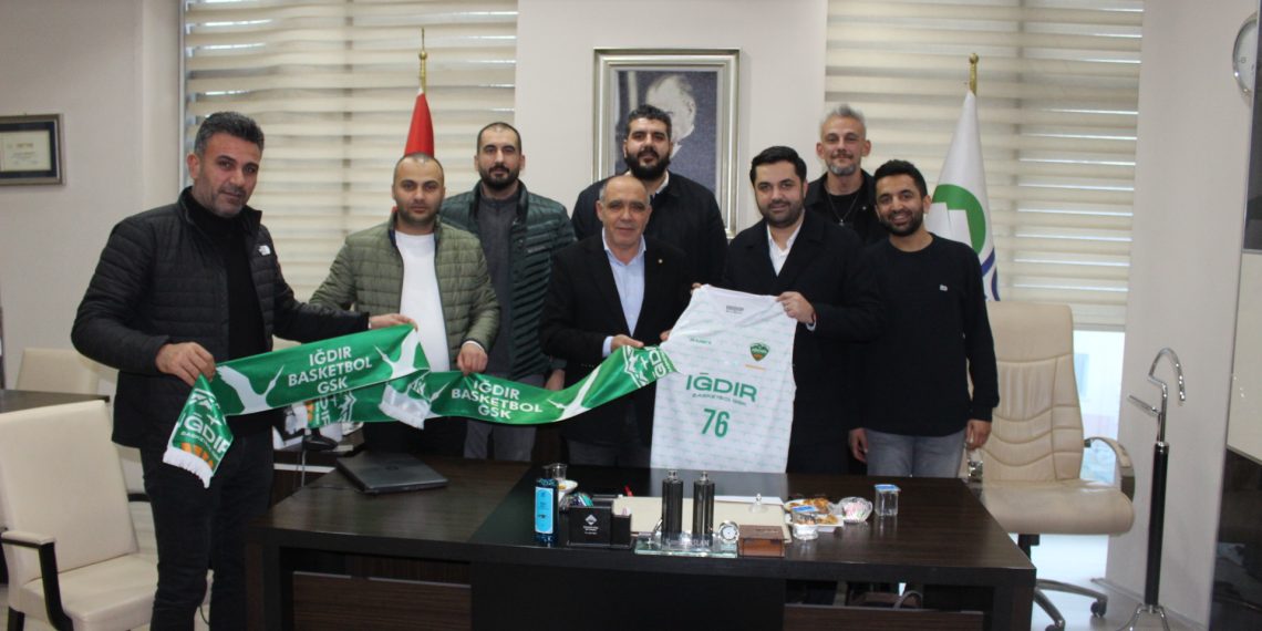 Iğdır Basketbol spor kulübü başkanı Alp Aşırım ve beraberindeki heyet odamız yönetim kurulu başkanı Kamil Arslan’ı makamında ziyaret etti Ziyaret takımın forması ile çekilen hatıra fotoğrafı çekimi ile son buldu