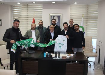 Iğdır Basketbol spor kulübü başkanı Alp Aşırım ve beraberindeki heyet odamız yönetim kurulu başkanı Kamil Arslan’ı makamında ziyaret etti Ziyaret takımın forması ile çekilen hatıra fotoğrafı çekimi ile son buldu