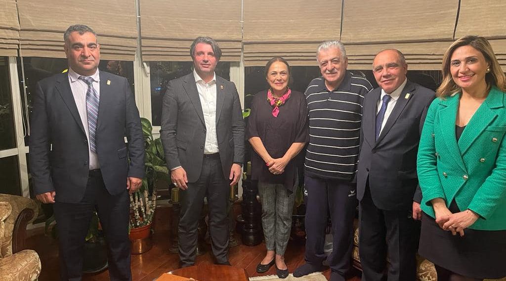 Geçtiğimiz günlerde Azerbaycan’da trafik kazası geçiren  AK Parti Milletvekili  sayın Şamil Ayrım’ıa odamız yönetim kurulu başkanı Kamil Arslan ,Meclis Başkanı Tahir Talay,yönetim kurulu başkan yardımcısı Ekber Ayaz ve genel sekreter Gökçen Turan geçmiş olsun ziyaretinde bulundu.