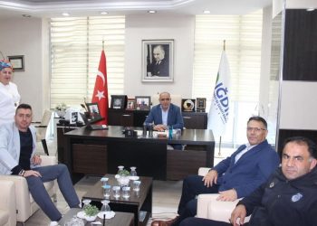 Iğdırlı hemşehrimiz Prof. Dr. Ekrem Gürel odamız yönetim kurulu başkanı Kamil Arslan’ı makamında ziyaret etti.