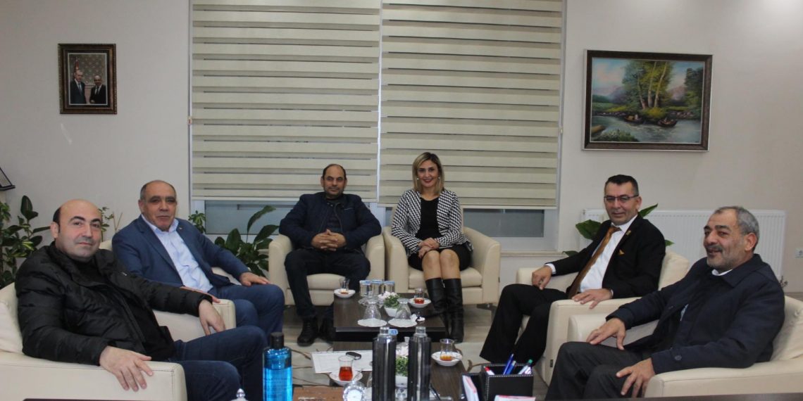 Iğdır Esnaf odaları Birliği başkanı Nurettin Atakan odamız yönetim kurulu başkanı Kamil Arslan ‘ı makamında ziyaret etti.Ziyaret de iki kurum arasında yapılacak projeler değerlendirildi.