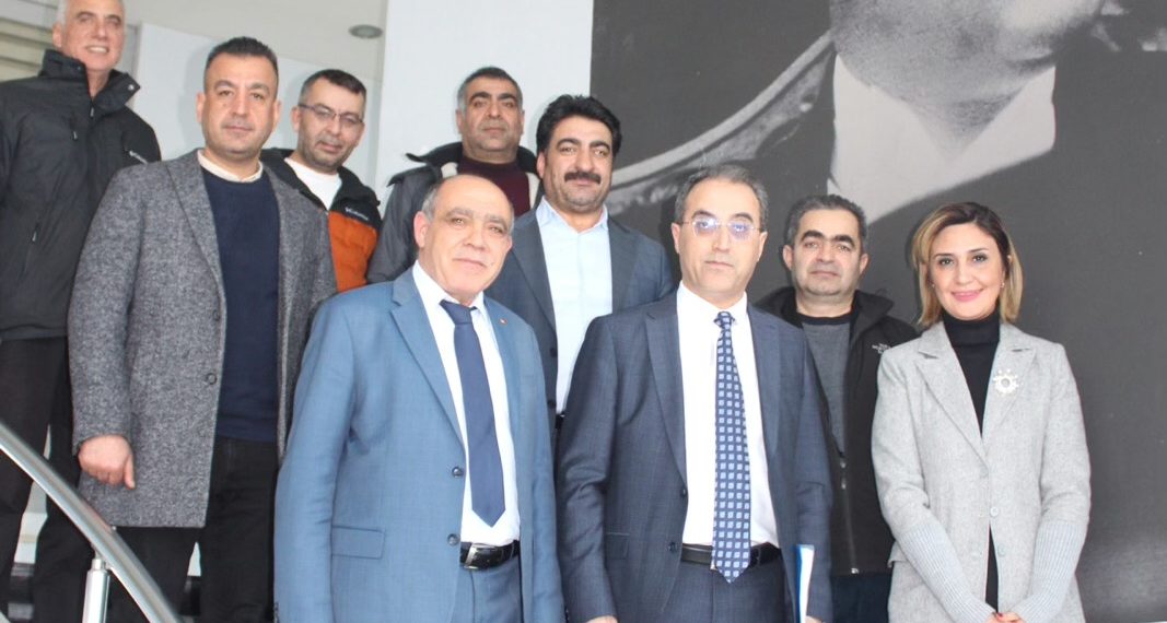 Türkiye Cumhuriyeti Nahçivan Başkonsolosu Asip Kaya odamız yönetim kurulu başkanı Kamil Arslan ‘ı ziyaret etti .Ziyaret de gece saat 24.00 itibari ile Türkiye/Nahçivan arasında seyahat edecek olan vatandaşların özel otomobilleri ile giriş çıkış yapabilecekleri konusu ,İlimiz ve Nahçivan arasında yapılacak çalışma ve projeler değerlendirildi