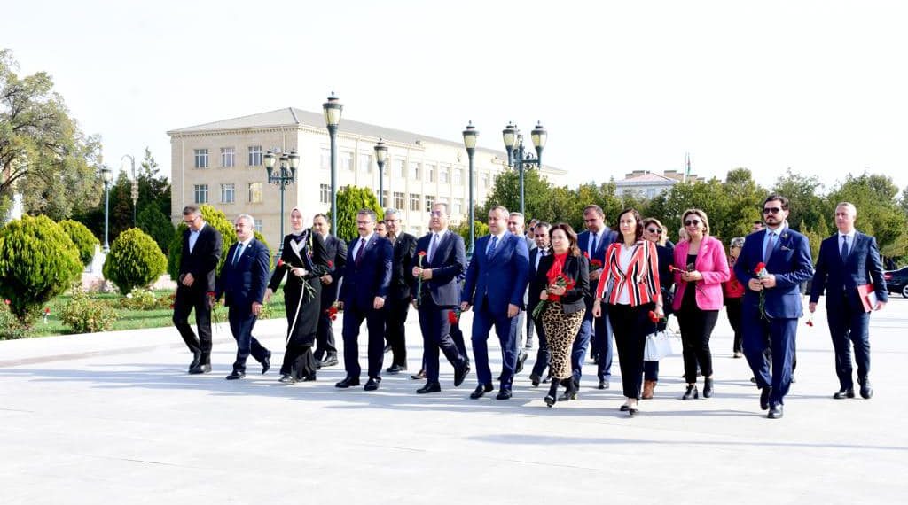 HAYDAR ALİYEV ANITIONA ZİYARET..