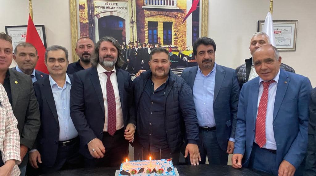 Meclis toplantımız öncesi yönetim kurulu üyemiz Uğur Artantaş ‘ın doğum gününü kutladık