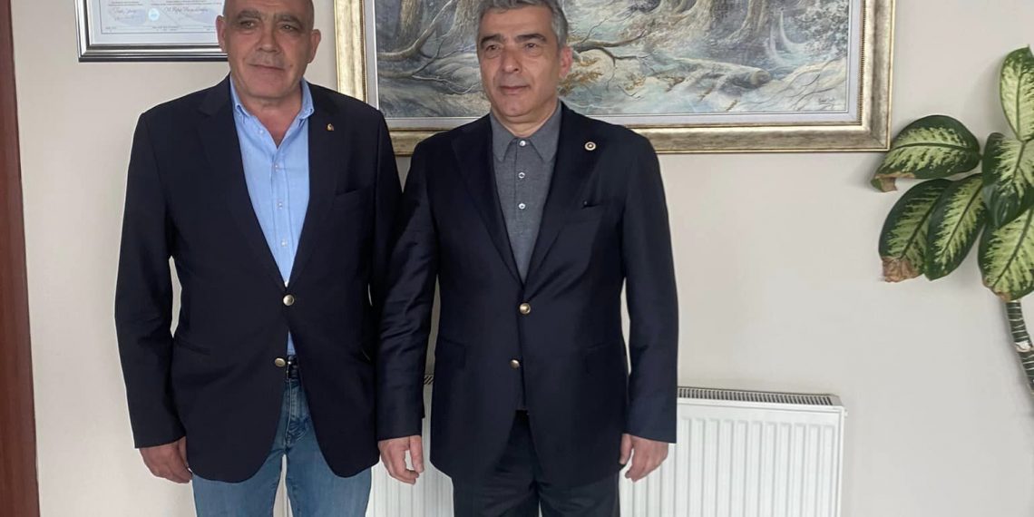 Ak parti milletvekilimiz Sayın Cantürk Alagöz odamız yönetim kurulu başkanı Kamil Arslan’ı ziyaret etti.Ziyarette Iğdır ve Ticaret değerlendirildi.
