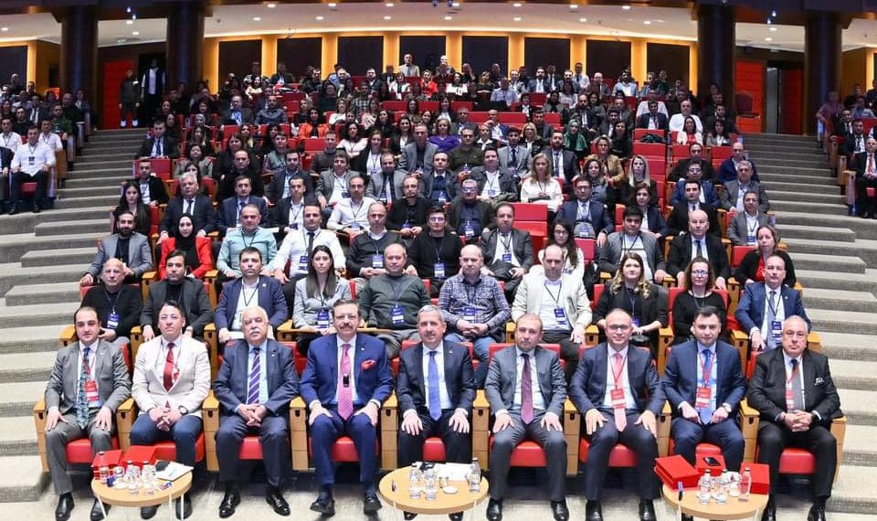 81 il, 157 ilçede faaliyet gösteren 238 ticaret sicili müdürlüğünde hizmet kalitesini artırmak, şirket işlemlerinde iyi uygulamaları yaygınlaştırmak, bilgi birikimini kurumsallaştırmak için kurduğumuz Ticaret Sicili Akademisi’nin tanıtım  ve 2. Ticaret Sicili Uygulamaları Sempozyumuna odamız Ticaret sicil müdürü Tuğrul Kürşat Aras ve Tescil yetkilisi Leyli Nazlı Turan Katıldı.