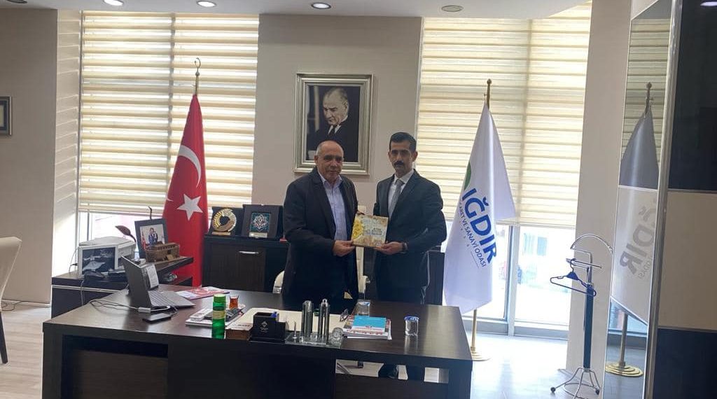 Ülkü Ocakları Iğdır İl Başkanı Alparslan Çelikten Odamız yönetim kurulu başkanı Kamil Arslan’ı makamında ziyaret ederek “16 Türk Devletine Zamanda Yolculuk” eserini taktim etti.