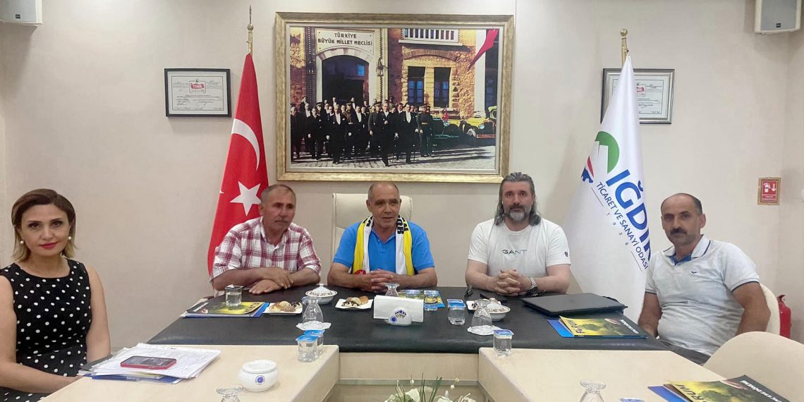 Ardahan Kura kız futbol takımı odamızı ziyaret etti.Kız öğrencileri tebrik eden Başkan Arslan gençkızlarımızın futbol oynamasının örnek bir davranış olduğunu sayılarının artmasının önemli olduğunu belirtti.