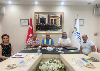 Ardahan Kura kız futbol takımı odamızı ziyaret etti.Kız öğrencileri tebrik eden Başkan Arslan gençkızlarımızın futbol oynamasının örnek bir davranış olduğunu sayılarının artmasının önemli olduğunu belirtti.