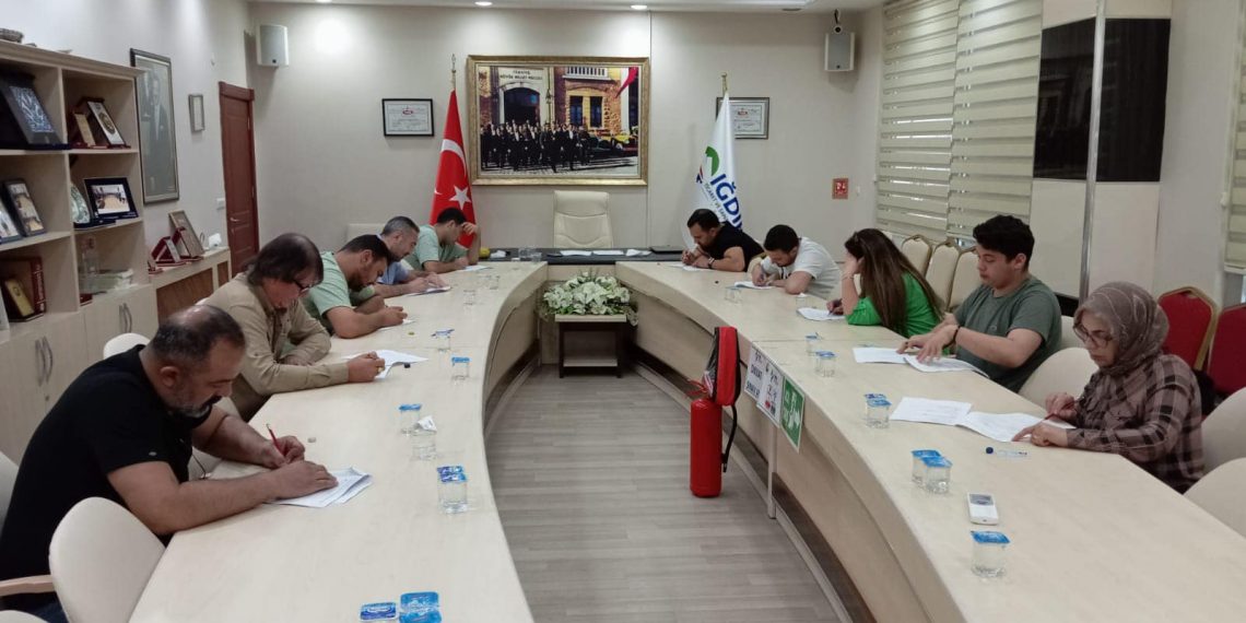 Iğdır Ticaret ve Sanayi Odası ve TOBB MEYBEM A.Ş işbirliğinde Mesleki Yeterlilik Belgelendirme sınavları kapsamında Sorumlu Emlak Danışmanı Seviye-5 sınavı Iğdır TSO hizmet binasında gerçekleşti. Iğdır Ticaret ve Sanayi odası tarafından organize edilen Sorumlu Emlak Danışmanlığı Belgesi sınavı 26/27/28-06-2024tarihlerinde ITSO Meclis toplantı salonunda yapıldı. Sınavda MEYBEM değerlendiricisi Mustafa Taşkıran görev aldı.12 adayın katılım sağladığı sınavda 12Teorik ve 10 adayın yazılı olmak üzere iki aşamalı gerçekleştirilen sınavlarda taşınmaz ticareti hakkındaki yönetmelik madde 5 ve 6 kapsamındaki şartları yerine getirdikleri taktirde başarılı olan adaylar gayrimenkul alım ve satımında bu belge ile işlem yürütebileceklerdir