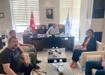 17. Karadeniz Off-Road Kupasına odamız tarafından verilen destek için teşekkür ziyaretinde bulunan Off-Road ığdır Temsilcileri Sadık Polat ve Tarık Yılmaz odamız yönetim kurulu başkanı Kamil Arslan’a teşekkür plaketi takdim etti.Başkan Arslan 5 ayrı sınıfta 23 araç ve 46 sporcunun katıldığı yarışın İlimizin tanıtımına katkıda bulunması nedeniyle ziyaretlerinden dolayı Off-Road temsilcilerine teşekkür etti