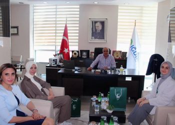 Yeşilay Başkan yardımcısı Rabia Gülbakan Yedam sosyal Hizmetler uzmanı odamız yönetim kurulu başkanı Kamil Arslan ‘ı makamında ziyaret etti.Ziyarette Bağımlılıklarla mücadelede yapılacak ortak çalışmalar değerlendirildi