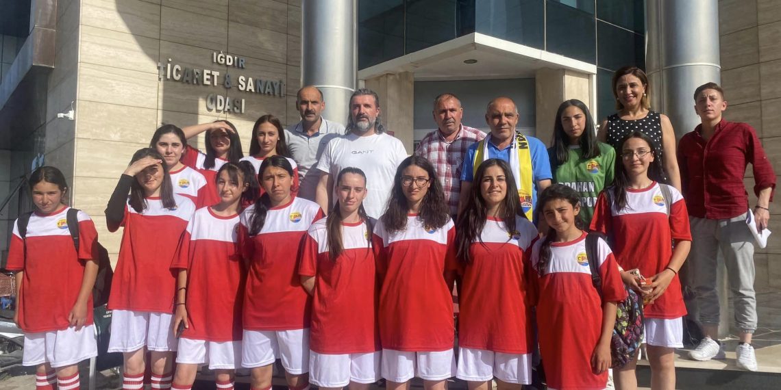 ARDAHAN KURA KIZ FUTBOL TAKIMINDAN ZİYARET..
