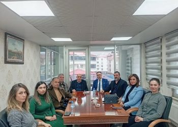 Iğdır Baro yönetimine ziyaret..Iğdır Baro Başkanı seçilen Ahmet Tutulmaz ve yönetimine odamız yönetim kurulu başkanı Kamil Arslan,Meclis başkanı Tahir Talay yönetim kurulu üyeleri Turab Erol ,Mehmet Yıldız ve Genel sekreter Gökçen Turan hayırlı olsun ziyaretinde bulundu.Ziyarette ortak yapılacak çalışmalar projeler değerlendirildi.Başkan Arslan yeni dönemin hayırlı olmasını diledi