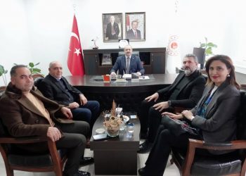 Iğdır çevre şehircilik iklim değişikliği il müdürü Resul Deveci’yi makamında ziyaret ettik.Ziyarette odamız yönetim kurulu başkanı Kamil Arslan,Meclis başkanı Tahir Talay yönetim kurulu üyesi Mehmet Yıldız ve Genel sekreter Gökçen Turan bulundu.Ziyarette ortak yapılacak çalışmalar projeler değerlendirildi.Samimi bir ortamda geçen ziyaret hatıra fotoğrafı çekimi ile son buldu.