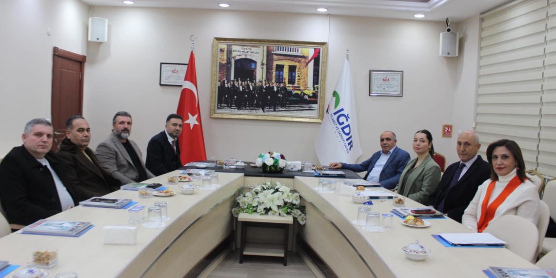 Defterdar  Mesut AKBULUT  vergi dairesi müdüresi Nigar KUŞCUTOPAL ve Gelir müdürü Süphan Gökçebulak odamızı ziyaret etti.Ziyarette Yönetim kurulu başkanı Kamil Arslan,Meclis başkanı Tahir Talay,yönetim kurulu üyeleri Turab Erol ve Mehmet Yıldız ve Genel sekreter Gökçen Turan hazır bulundu .Ziyaretlerinden dolayı memnuniyetlerini belirten Başkan Arslan iki paydaş kurum arasında yapılacak tüm çalışmalara hazır olduklarını belirtti yeni göreve başlayan Defterdar ve vergi dairesi Müdüresine çalışmalarında başarılar diledi.