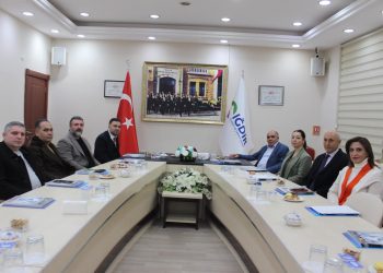 Defterdar  Mesut AKBULUT  vergi dairesi müdüresi Nigar KUŞCUTOPAL ve Gelir müdürü Süphan Gökçebulak odamızı ziyaret etti.Ziyarette Yönetim kurulu başkanı Kamil Arslan,Meclis başkanı Tahir Talay,yönetim kurulu üyeleri Turab Erol ve Mehmet Yıldız ve Genel sekreter Gökçen Turan hazır bulundu .Ziyaretlerinden dolayı memnuniyetlerini belirten Başkan Arslan iki paydaş kurum arasında yapılacak tüm çalışmalara hazır olduklarını belirtti yeni göreve başlayan Defterdar ve vergi dairesi Müdüresine çalışmalarında başarılar diledi.