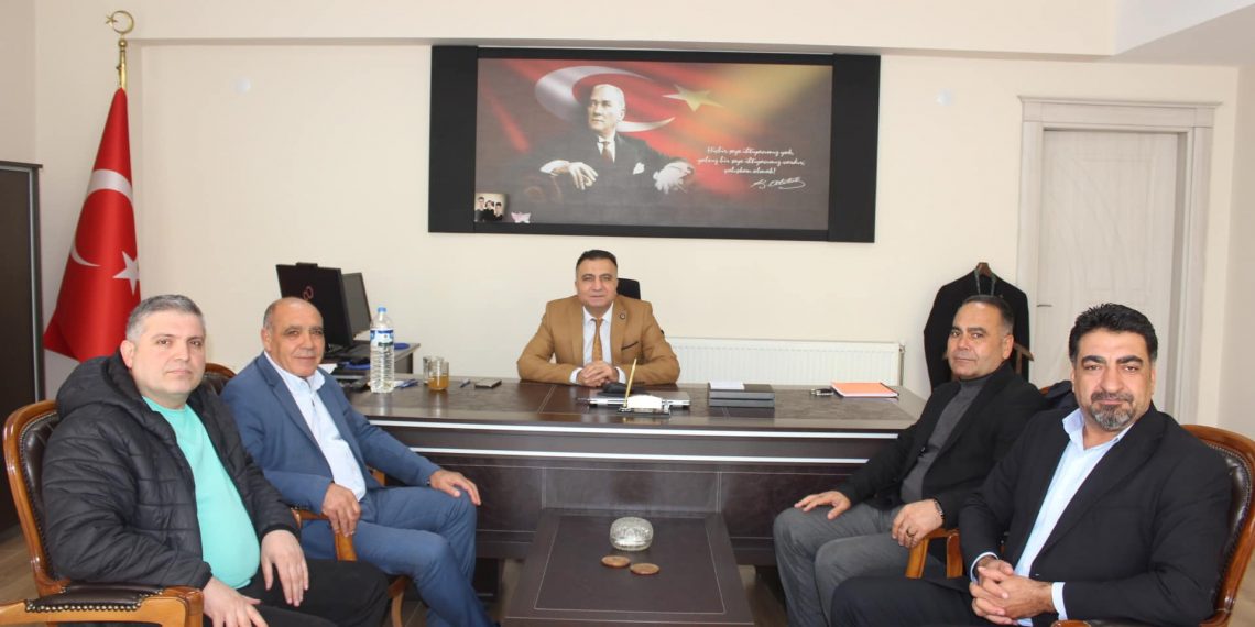 İl Defterdarı olarak yeni görevine başlayan Defterdar Mesut Akbulut’u odamız yönetim kurulu olarak ziyaret ettik.Ziyarette Başkan Kamil Arslan,yönetim kurulu üyelerimiz Halef Kızılay,Turab Erol ve Mehmet Yıldız hazır bulundu.Yeni görevinin hayırlı olmasını temenni eden Başkan Kamil Arslan Defterdar Akbulut’a çalışmalarında başarılar diledi.