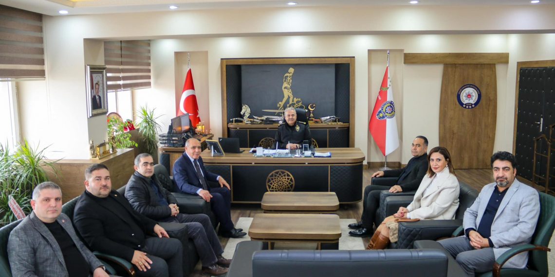 Iğdır İl Emniyet Müdürlüğü görevine Cumhurbaşkanlığı kararnamesi ile atanan Sayın Niyazi Turgay’a hayırlı olsun ziyaretinde bulunduk.Ziyaretde odamız yönetim kurulu başkanı Kamil Arslan ,yönetim kurulu üyeleri Turab Erol,Halef Kızılay,Mehmet Yıldız,Uğur Artantaş meclis Başkan yardımcısı Murat Oba ve genel sekreter Gökçen Turan hazır bulundu.Samimi bir atmosferde gerçekleşen görüşmede Başkan Arslan ilimiz Emniyet Müdürü Turgay’a yeni görevinde başarılar diledi.Ziyaret hatıra fotoğrafı çekimi ile son buldu.