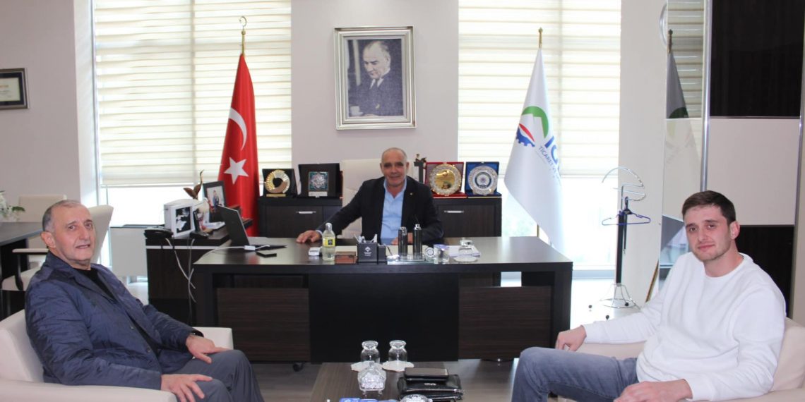 Önceki dönemlerde odamız yönetim kurulu üyesi olarak olarak görev alan Iğdırlı iş insanı Faysal Candemir odamız yönetim kurulu başkanı Kamil Arslan ‘ı makamında ziyaret etti.