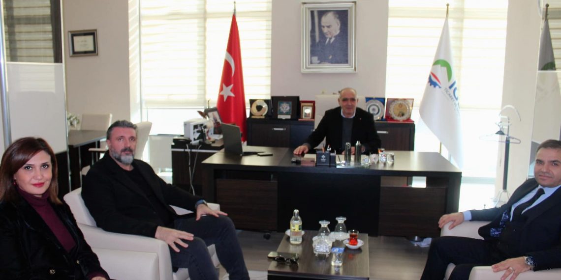 Iğdır Dilucu GTİ müdürlüğüne atanan Çetin Özarslan odamız yönetim kurulu başkanı Kamil Arslan’ı makamında ziyaret etti.Ziyarette odamız Meclis başkanı Tahir Talay ve genel sekreter Gökcen Turan hazır bulundu.Başkan Arslan müdür Özarslan’a başarılar diledi