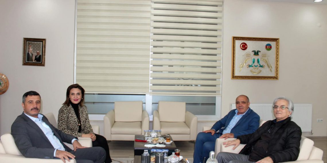 Odamız ortaklığında İstanbul’da yapılan yatırım lansmanına katılan İranlı yatırımcı Hajabdollah Gıda sanayi Limited Şirketi genel müdürü Bahram Fahrokhi odamız yönetim kurulu başkanı Kamil Arslan ‘ı makamında ziyaret etti.İlimize yapılacak yatırımların değerlendirildiği Ziyarette Ticaret il müdürü Mücahit Yalçın ve genel sekreterimiz Gökçen Turan hazır bulundu.