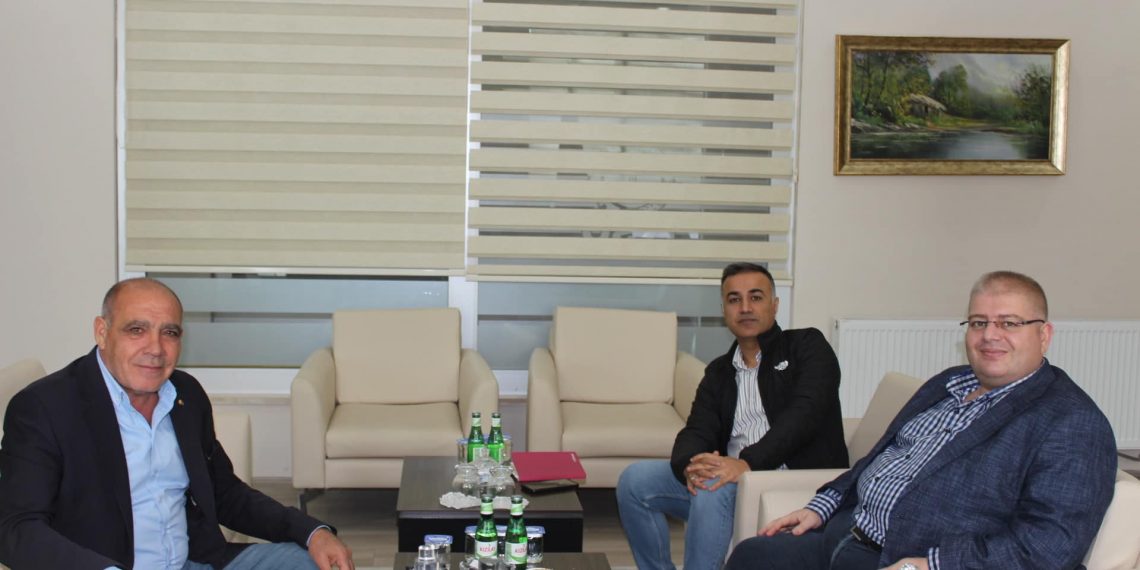 İş Bankası Iğdır Şube Müdürü Mehmet Halil Şahin odamız yönetim kurulu başkanı Kamil Arslan ‘ı makamında ziyaret etti.