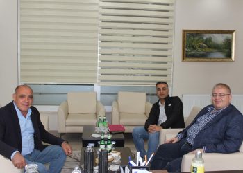 İş Bankası Iğdır Şube Müdürü Mehmet Halil Şahin odamız yönetim kurulu başkanı Kamil Arslan ‘ı makamında ziyaret etti.