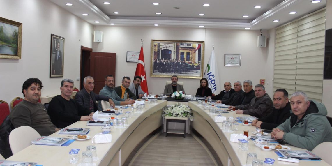 Odamız olağan meclis toplantısı Meclis başkanı Tahir Talay’ın başkanlığında yapıldı.2025 yılı bütçesinin kabul edildiği toplantıda odamız Eylül ayı toplantısında gündeme getirilen ve nakliye sektörü ile yapılan toplantılarda dile getirilen ve odamız aracılığı ile ilgili makamlara iletilen 28/12/2024 tarih 9366 sayılı resmi gazetede yayınlanan Türk plakalı araçlara İran’da uygulanan yöntemle mütekabiliyet esasları değerlendirildiBaşkan Talay 2025 yılının tüm meclisimize ve esnafımıza hayırlı ve bol kazançlı olmasını temenni ederim dedi.