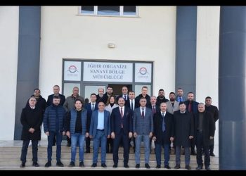 Mesleki ve Teknik Eğitim Politikası ToplantısıCumhurbaşkanlığı’nın 2024/10 sayılı Mesleki ve Teknik Eğitim Politikası Genelgesi doğrultusunda Mesleki ve Teknik Anadolu Lisesi idarecileri ve sektör temsilcilerinin katıldığı toplantıda mesleki ve teknik eğitim politikası doğrultusunda ilimizde yapılması planlanan organize çalışmalar değerlendirildi. Toplantıya İl Milli Eğitim Müdürü Aziz Gün Odamız yönetim kurulu başkanı Kamil Arslan , Organize Sanayi Bölge Müdürü Hakan Aras, Oda Başkanları ve mesleki ve teknik okul müdürleri katıldılar.Toplantıda, İl Milli Eğitim Müdürümüz Sayın Aziz GÜN, genelge hakkında detaylı bilgilendirme yaparak ; mesleki eğitimin sektör ihtiyaçlarına daha uygun hale getirilmesi, eğitim-üretim-istihdam döngüsünün güçlendirilmesi, sektör ve eğitim kurumları arasındaki iş birliğinin artırılması, Ahilik kültürünün yaygınlaştırılması gibi konularda bilgilendirmelerde bulundu . Odamız yönetim kurulu başkanı Kamil Arslan da ilimizde mesleki ve teknik eğitimin iyileştirilmesi ve yerel ihtiyaçlara uygun hale getirilmesi hususunda katkıya hazır olduklarını, sık sık bir araya gelinmesinin faydalarından bahsederek katılımcılara teşekkür etti.