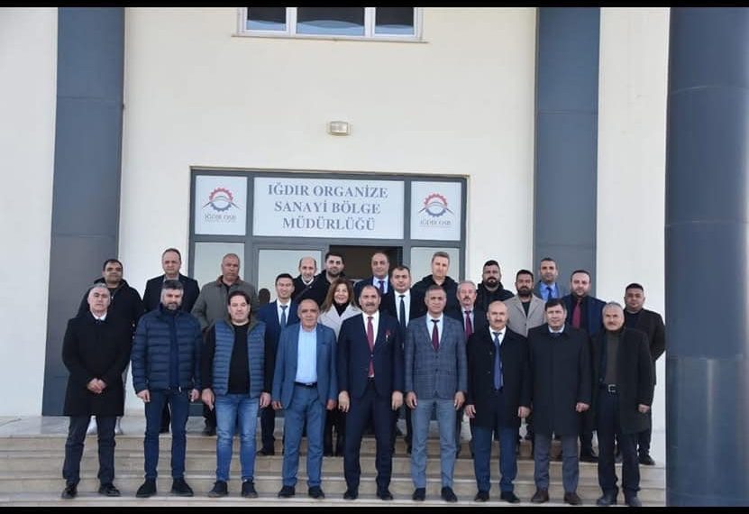 Mesleki ve Teknik Eğitim Politikası ToplantısıCumhurbaşkanlığı’nın 2024/10 sayılı Mesleki ve Teknik Eğitim Politikası Genelgesi doğrultusunda Mesleki ve Teknik Anadolu Lisesi idarecileri ve sektör temsilcilerinin katıldığı toplantıda mesleki ve teknik eğitim politikası doğrultusunda ilimizde yapılması planlanan organize çalışmalar değerlendirildi. Toplantıya İl Milli Eğitim Müdürü Aziz Gün Odamız yönetim kurulu başkanı Kamil Arslan , Organize Sanayi Bölge Müdürü Hakan Aras, Oda Başkanları ve mesleki ve teknik okul müdürleri katıldılar.Toplantıda, İl Milli Eğitim Müdürümüz Sayın Aziz GÜN, genelge hakkında detaylı bilgilendirme yaparak ; mesleki eğitimin sektör ihtiyaçlarına daha uygun hale getirilmesi, eğitim-üretim-istihdam döngüsünün güçlendirilmesi, sektör ve eğitim kurumları arasındaki iş birliğinin artırılması, Ahilik kültürünün yaygınlaştırılması gibi konularda bilgilendirmelerde bulundu . Odamız yönetim kurulu başkanı Kamil Arslan da ilimizde mesleki ve teknik eğitimin iyileştirilmesi ve yerel ihtiyaçlara uygun hale getirilmesi hususunda katkıya hazır olduklarını, sık sık bir araya gelinmesinin faydalarından bahsederek katılımcılara teşekkür etti.