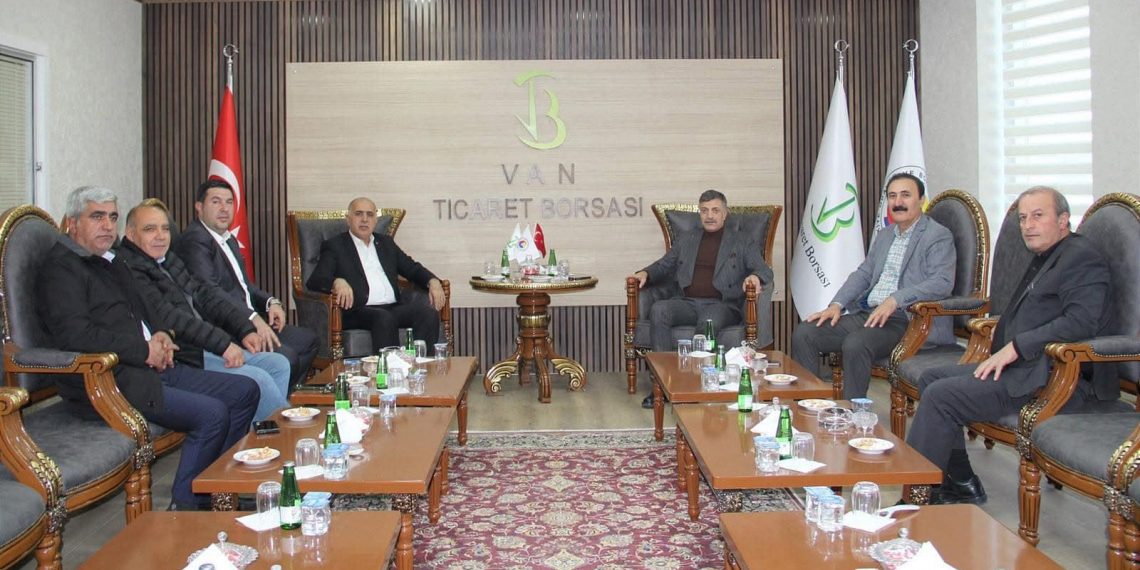 Yönetim Kurulu Başkanımız Kamil Arslan.Kars ticaret ve Sanayi odası başkanı Kadir Bozan ,Ağrı TSO Başkanı Saim Alpaslan ve Doğubayazıt TSO Başkanı Cemal Can ile birlikte Van Ticaret Borsası Yönetim Kurulu Başkanı Nayif Süer’i makamında ziyaret etti.Ziyaret sırasında bölgemizin ticaret ve iş dünyasına yönelik değerlendirmeler yapılırken, iş birliğini güçlendirecek projeler üzerine fikir alışverişinde bulunuldu.Nazik misafirperverliği için Sn. Nayif Süer ve ekibine teşekkür ederiz.