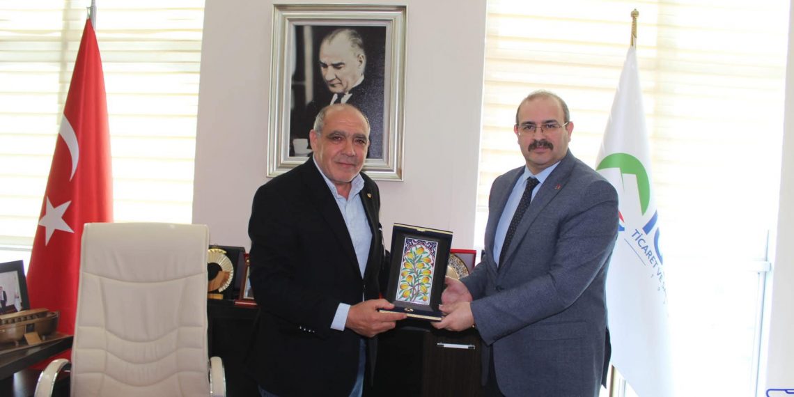 Iğdır çevre şehircilik iklim değişikliği il müdürü Resul Deveci odamız yönetim kurulu başkanı Kamil Arslan ‘ı makamında ziyaret etti.Başkan Arslan İlimizde göstermiş olduğu çalışmalardan dolayı odamız tarafından coğrafi işareti alınan Iğdır kayısısı tabağı takdim etti.Yeni görev yerinde başarılar diledi.Ziyaret hatıra fotoğrafı çekimi ile son buldu.