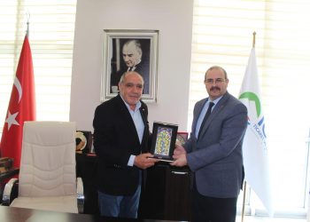 Iğdır çevre şehircilik iklim değişikliği il müdürü Resul Deveci odamız yönetim kurulu başkanı Kamil Arslan ‘ı makamında ziyaret etti.Başkan Arslan İlimizde göstermiş olduğu çalışmalardan dolayı odamız tarafından coğrafi işareti alınan Iğdır kayısısı tabağı takdim etti.Yeni görev yerinde başarılar diledi.Ziyaret hatıra fotoğrafı çekimi ile son buldu.